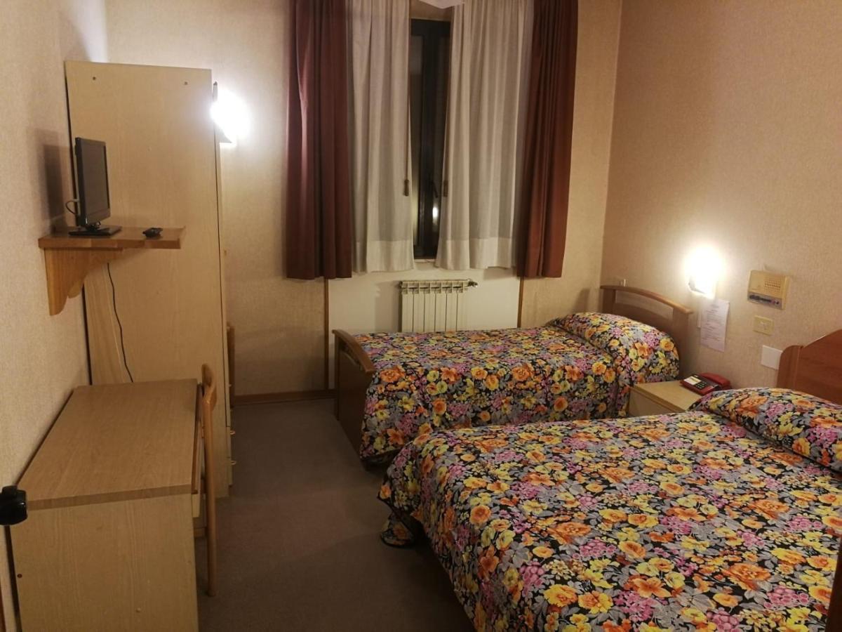 Hotel Centrale Chiusi Ngoại thất bức ảnh